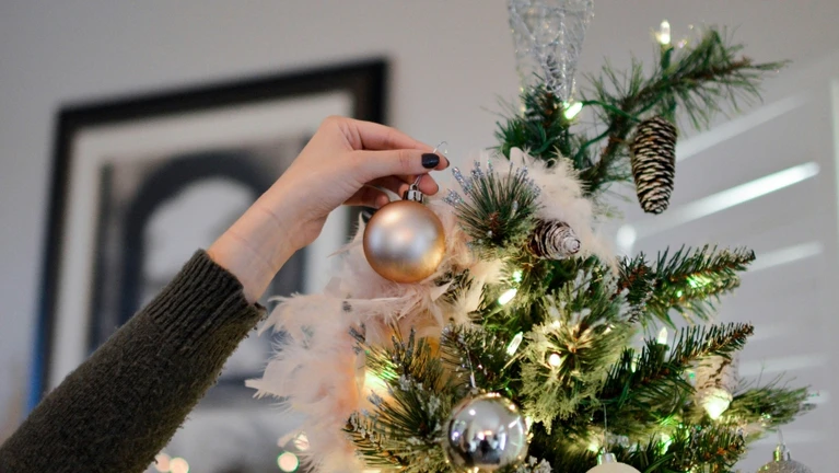 Weihnachtsbaum Baum schmücken Deko dekorieren Weihnachten Schmuck — © Bild: Element5 Digital / Unsplash