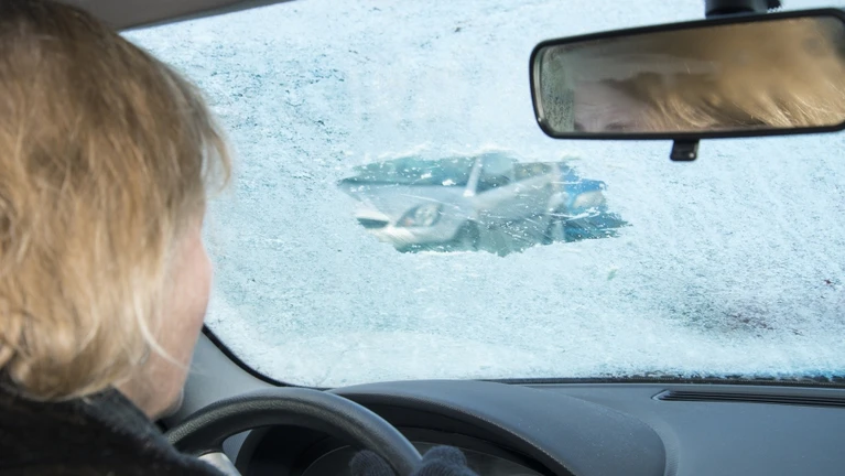 Winter Scheibe Auto gefroren — © Bild: gopixa / IStock