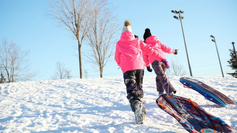 Schlitten fahren Rodeln Winter Sport draußen — © Bild:  Lan Gao / Unsplash