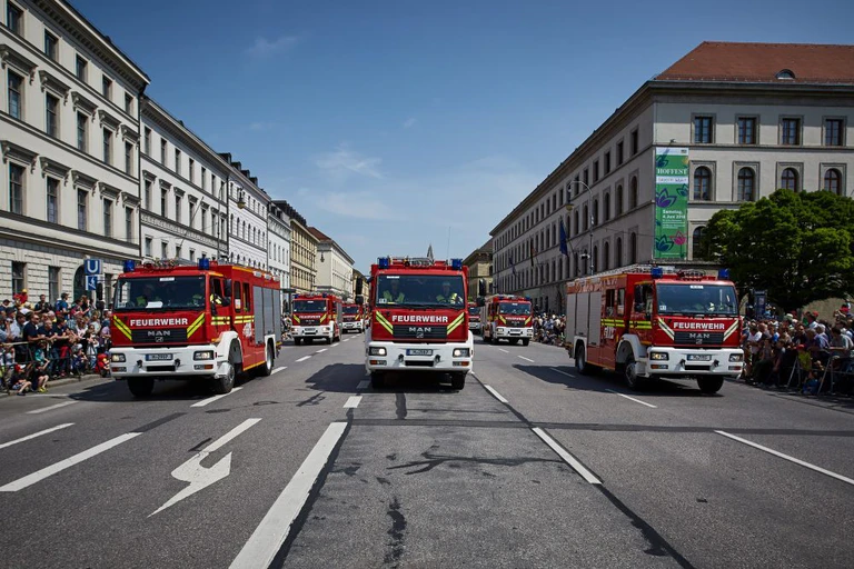 Firetage — © Das 150-jährige Jubiläum der Freiwilligen Feuerwehr München wird gekrönt durch die große Parade aktueller und historischer Feuerwehrfahrzeuge. 52000 Besucher verfolgten die Parade an der Strecke