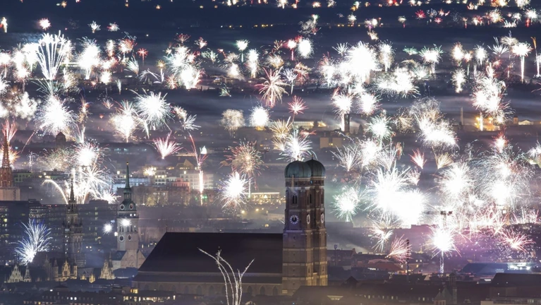 Silvester München Neujahr Feuerwerk — © Bild © Lennart Preiss / dpa