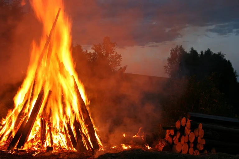 Sonnwendfeiern, Sonnwendfeuer