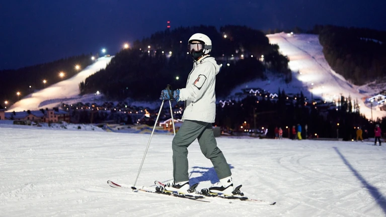 Ski fahren Nachts rodeln Abend dunkel — © anatoliy_gleb / iStock