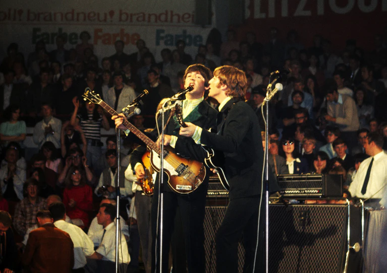 Paul McCartney, John Lennon, Mikrofon, singend, Band, Gruppe, Bhne, Fans, Zuschauer, Blitztournee, Musik, Musiker, — © Bild: Ullrich Handl - THE BEATLES bei Circus Krone in München, 24.6.1966
