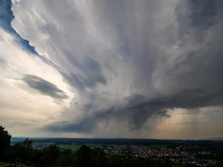 Gewitter, Hochsommer, Sturm — © Dunkle Wolken. Foto: Nicolas Armer/Archiv