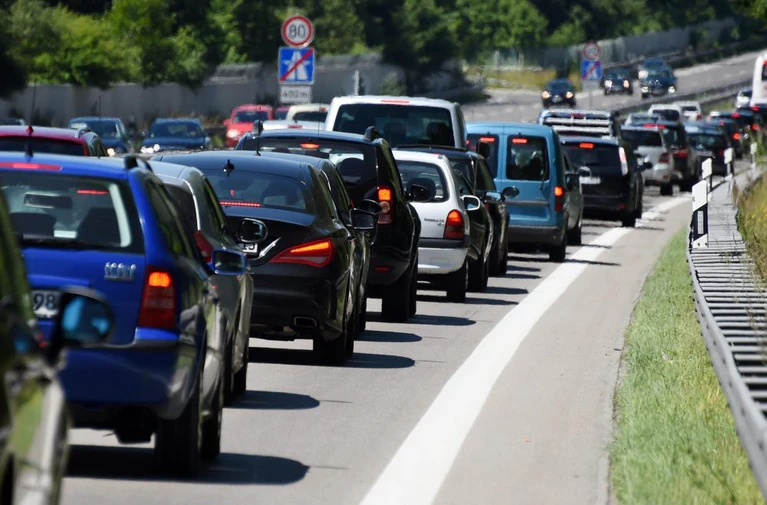 ADAC, Europa, Stauwarnung,Prinzregentenstraße, Chaos, Reisewelle — © Ein Stau in Starnberg (Bayern) am Ende einer Autobahn. Foto: Tobias Hase/Archiv
