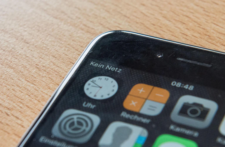 handy amoklauf katwarn — © "Kein Netz"- Ein Smartphone liegt auf einem Tisch. Foto: Bernd Thissen/Archiv