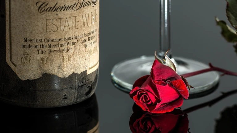 Valentinstag essen gehen Restaurant rose wein — © Steve Buissinne auf Pixabay