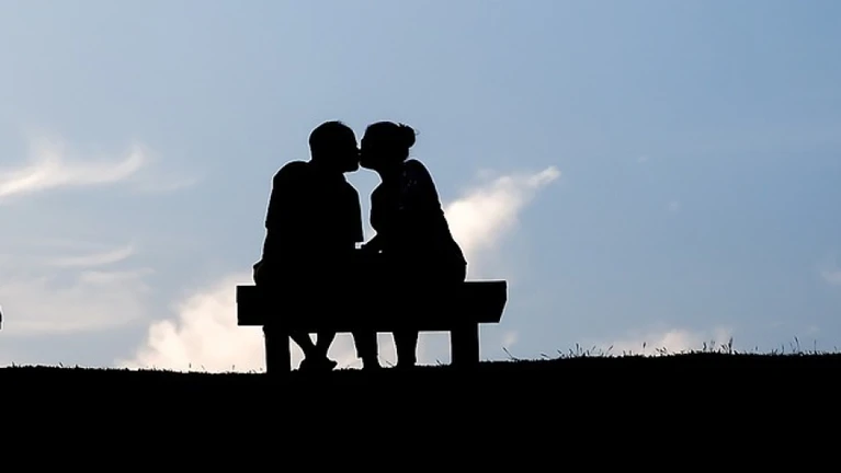 Kuss Liebe Valentinstag — © Tiny Tribes auf Pixabay