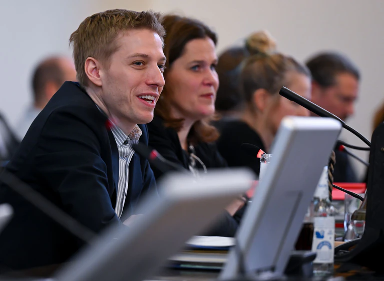 Wegen einer ernsthaften Erkrankung von Dieter Reiter (SPD) führt der designierte Oberbürgermeister Dominik Krause (Grüne) bereits jetzt die Amtsgeschäfte. (Archivbild) — © Sven Hoppe/dpa