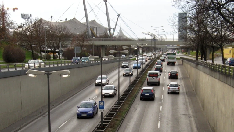 Verkehr mittlerer Ring straße autos diesel — © Von Labant - Eigenes Werk, CC BY-SA 3.0, https://commons.wikimedia.org/w/index.php?curid=9565237