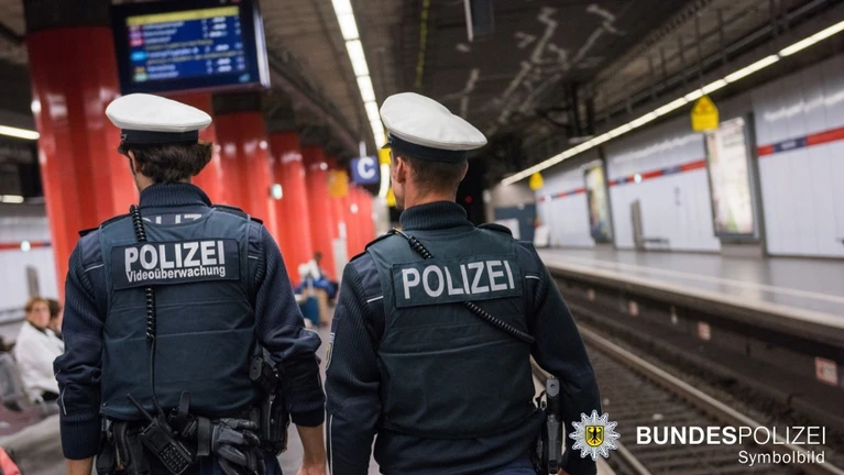 Polizei Gleis Polizist München Hauptbahnhof Bahn S-Bahn — © © Bundespolizei