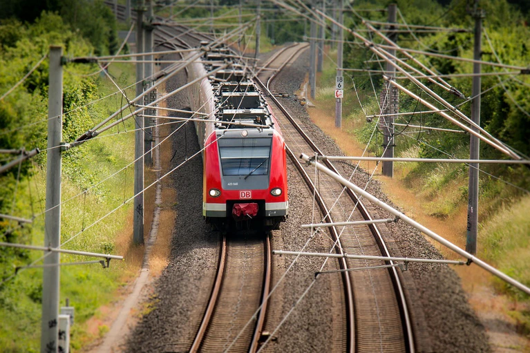 S-Bahn Zug ÖPNV — © Bild von Thomas auf Pixabay
