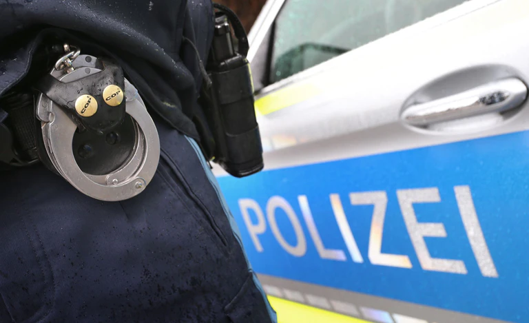 Der Mann habe während der Festnahme das Bewusstsein verloren, teilte die Polizei mit. (Symbolbild) — © Karl-Josef Hildenbrand/dpa