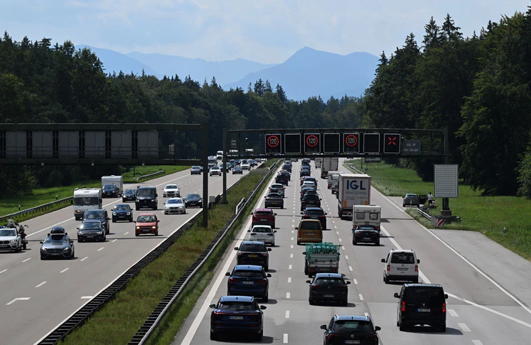 Stau auf der A8 - sie ist eine der staureichsten Autobahnen Deutschlands. (Archivbild) — © Felix Hörhager/dpa