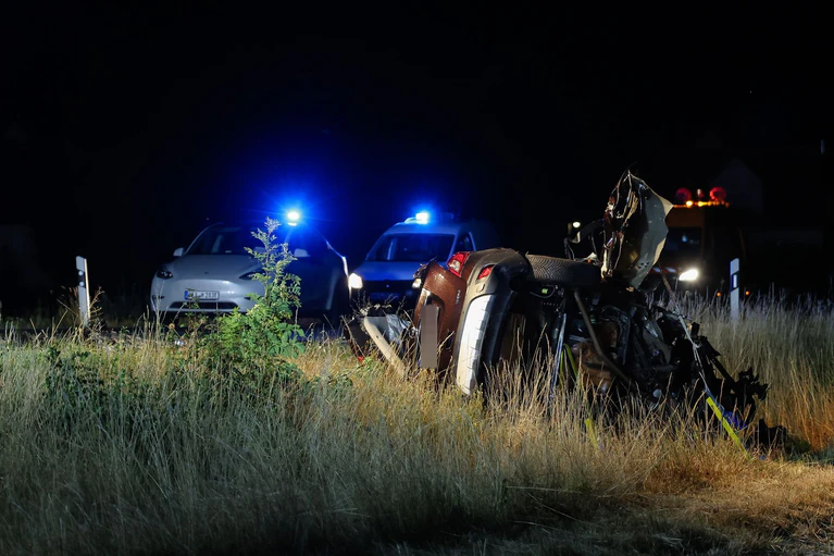 Beide Autos wurden bei einem Unfall in Mittelfranken von der Straße geschleudert. — © Daniel Löb/dpa