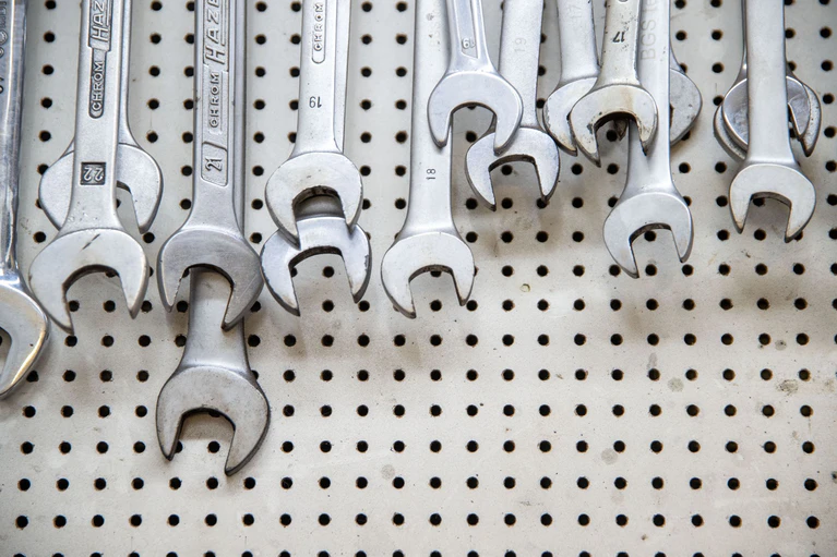 Viele bayerische Unternehmen wollen nach einer neuen Firmenumfrage Produktion ins Ausland verlagern. (Symbolbild) — © Pia Bayer/dpa