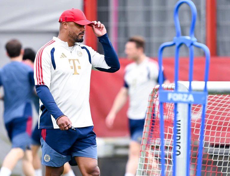 Bayern-Coach Vincent Kompany im Abschlusstraining vor dem Halbfinal-Rückspiel der Champions League gegen Paris. — © Sven Hoppe/dpa