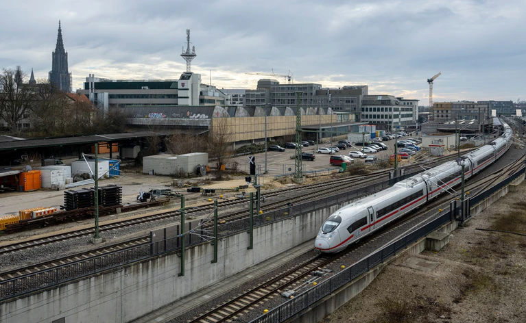 Der Ulmer Hauptbahnhof wird umfangreich saniert. (Archivbild)  — © Stefan Puchner/dpa