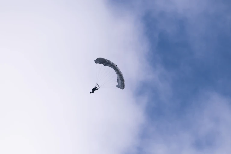 Ein Fallschirmspringer ist bei einer Landung nahe dem Flugplatz Günzburg verletzt worden. (Symbolbild) — © Silas Stein/dpa