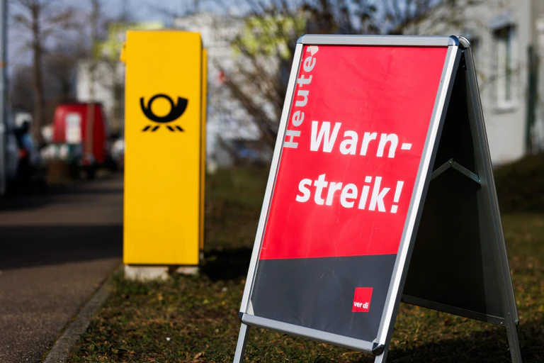 Verdi ruft im Tarifkonflikt mit der Post in Bayern bereits zum sechsten Warnstreiktag auf.  — © Philipp von Ditfurth/dpa