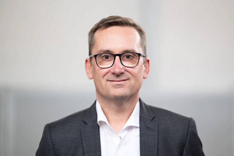 Die Mitarbeiter dürfen sich auf dem Kreuz verewigen, sagt der Geschäftsführer der Joseph Gartner GmbH, Jürgen Wax. (Archivbild) — © Marijan Murat/dpa