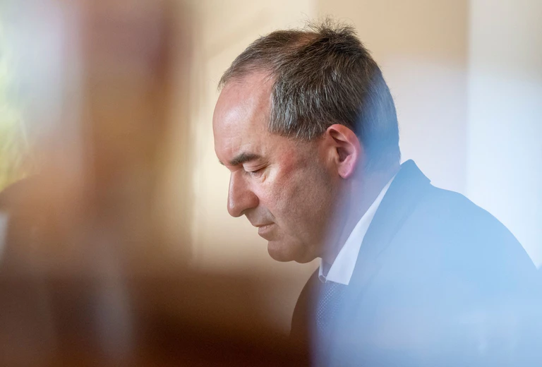 Freie-Wähler-Chef Hubert Aiwanger musste am Ende einsehen, dass seine Kritik an den Schuldenplänen im Bund keine politische Relevanz hat. Wäre er dabei geblieben, hätte Ministerpräsident Markus Söder (CSU) die Koalition mit den Freien Wählern platzen lassen.  — © Peter Kneffel/dpa