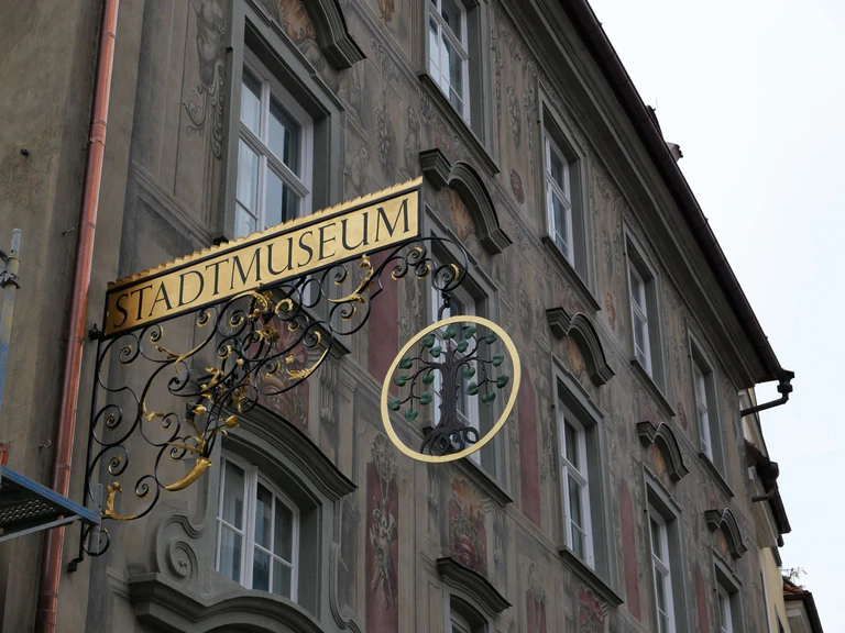 Historisches Schild am Lindauer Stadtmuseum, das seit Jahren saniert wird. Das «Haus zum Cavazzen» gilt als eines der schönsten Bürgerhäuser am Bodensee, im Jahr 2025 soll es wiedereröffnet werden. (Archivbild) — © Ulf Vogler/dpa