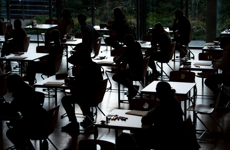 Künstliche Intelligenz wird an bayerischen Schulen zur immer größeren Herausforderung, wenn es darum geht, Betrugsversuche zu unterbinden. (Symbolbild) — © Sven Hoppe/dpa