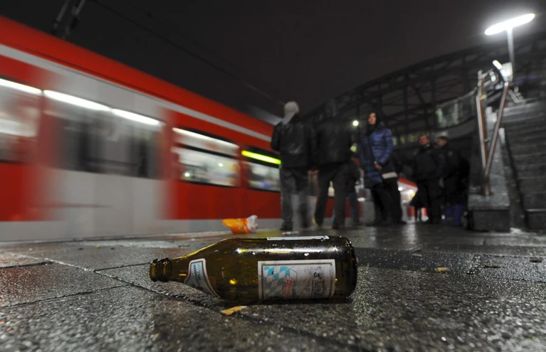 Alkoholverbot Hauptbahnhof Schmutz Müll What's App — © Eine Bierflasche liegt am Bahnsteig eines S-Bahnhofs. Foto: Tobias Hase/Archiv