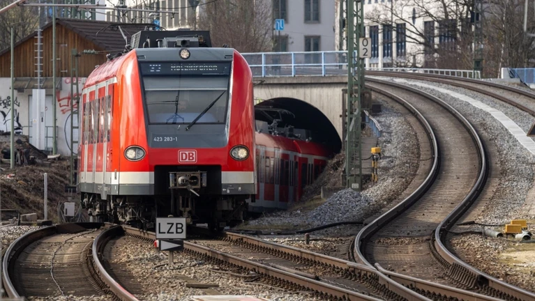 Ein Zug der Münchner S-Bahn fährt in den Ostbahnhof ein. — © Peter Kneffel/dpa