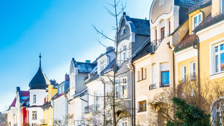 Wohnung München Wohngebiet Haus — © Bildnachweis: StreetFlash / IStock