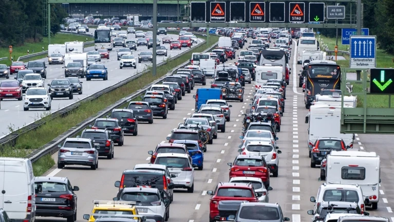 Autos und Reisebusse stehen auf der Autobahn 8 in Richtung Norden im Stau. — © Peter Kneffel/dpa