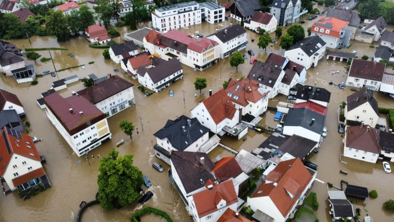 Viele Straßen sind in Babenhausen im bayerisch-schwäbischen Landkreis Unterallgäu überflutet (Aufnahme mit einer Drohne). — © Nikolas Schäfers/dpa