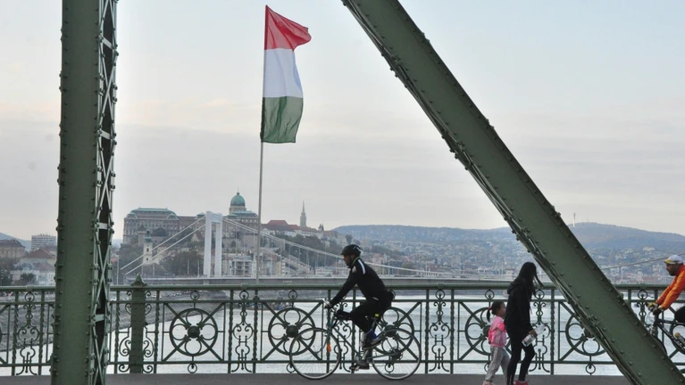 Ungarn Budapest Ungarisch Flagge — © I Do Nothing But Love / Unsplash