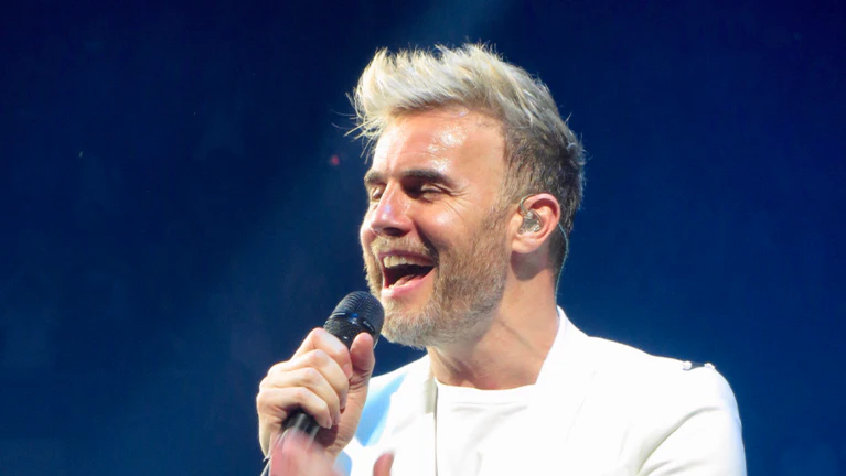 Gary Barlow — © Von Marc E. - https://www.flickr.com/photos/marcen27/33994828444/, CC BY 2.0, https://commons.wikimedia.org/w/index.php?curid=65470870