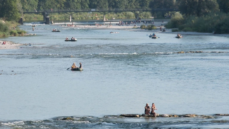 Beliebtes Sommervergnügen: Paddeln auf der Isar (Archivbild) — © picture alliance / dpa