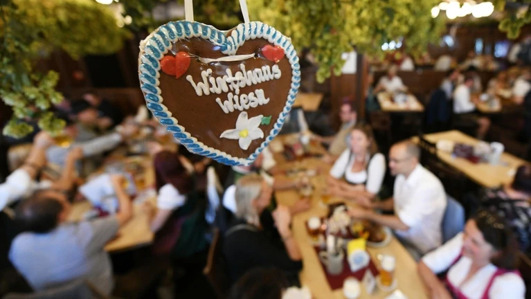 Fast wie im Festzelt: die Wirtshaus-Wiesn. (Archivbild) — © Angelika Warmuth/dpa