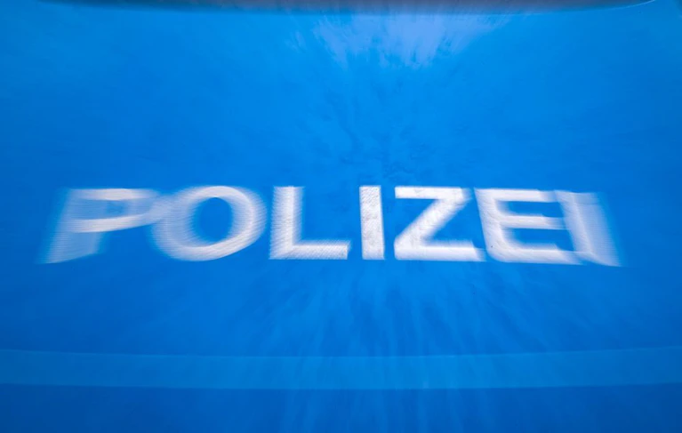 Fürstenried, Landfriedensbruch, Ingolstadt, Öffentlichkeitsfahndung, Erding, Wiesn, Kind, Pflege-Mordfall, Ottobrunn, Polizei, Öffentlichkeitsfahndung, Aktenzeichen XY — © "Polizei" steht auf der Motorhaube eines Einsatzwagens. Foto: J. Büttner/dpa-Zentralbild/Archiv