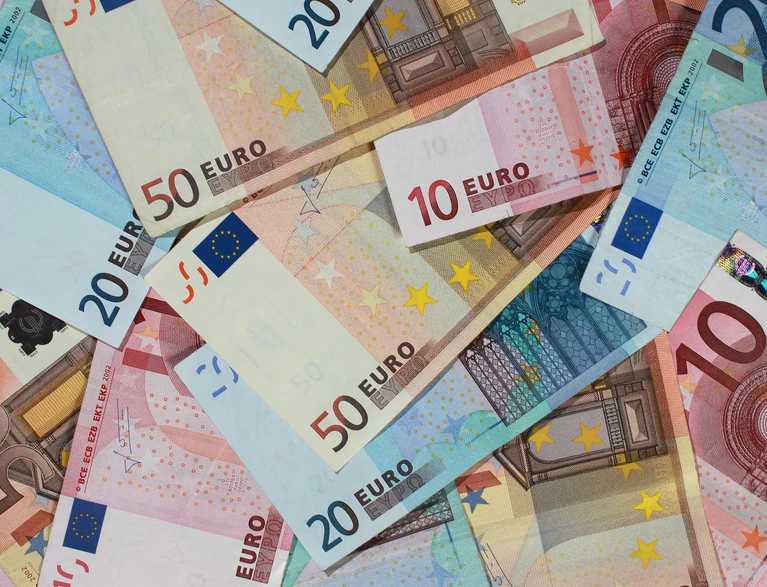 Geld — © Banknoten von 50, 20 und 10 Euro. Foto: Jens Wolf/Archiv