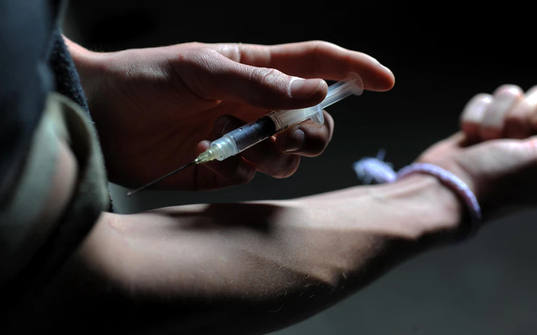 Heroin Naloxon Drogen — © Ein Mann setzt sich eine Heroinspritze in den Arm. Foto: Frank Leonhardt/Archiv