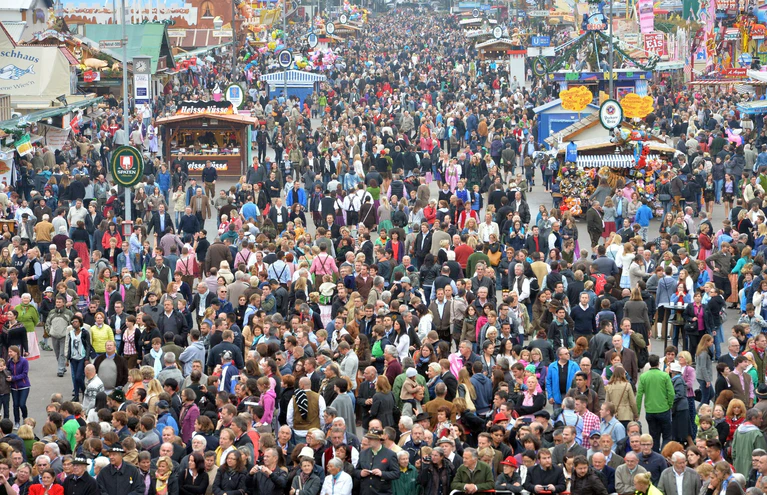 — © Besucher des Münchner Oktoberfest im Jahr 2014. Foto: Peter Kneffel/Archiv