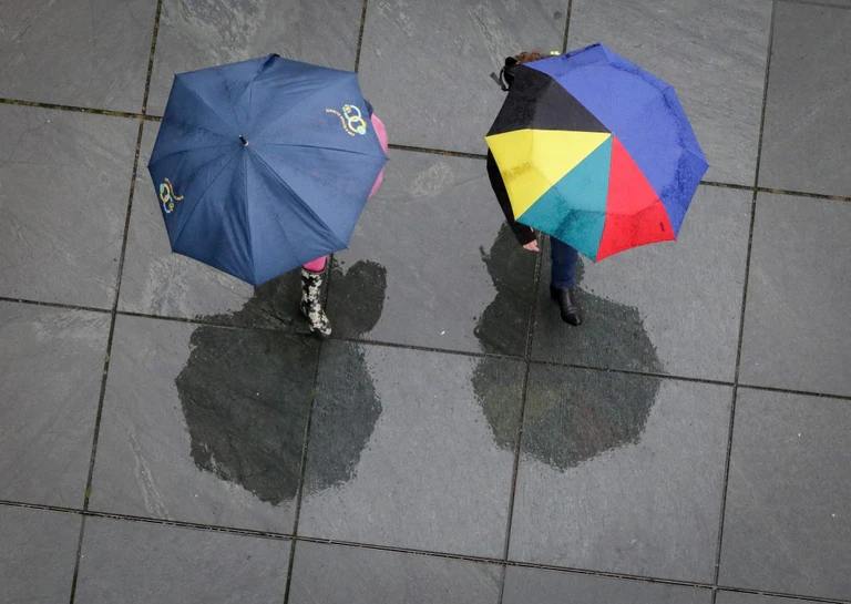 Regenfälle, Hochwasser, Pegelstände, Regen, Dauerregen — © Passanten mit Regenschirmen. Foto: Kay Nietfeld/Archiv