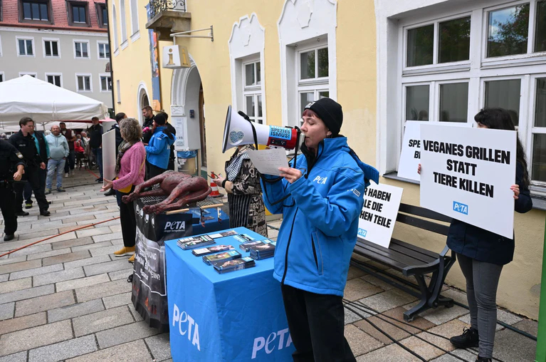 «Veganes Grillen statt Tiere killen»: Peta-Protest in Viechtach. — © Felix Hörhager/dpa