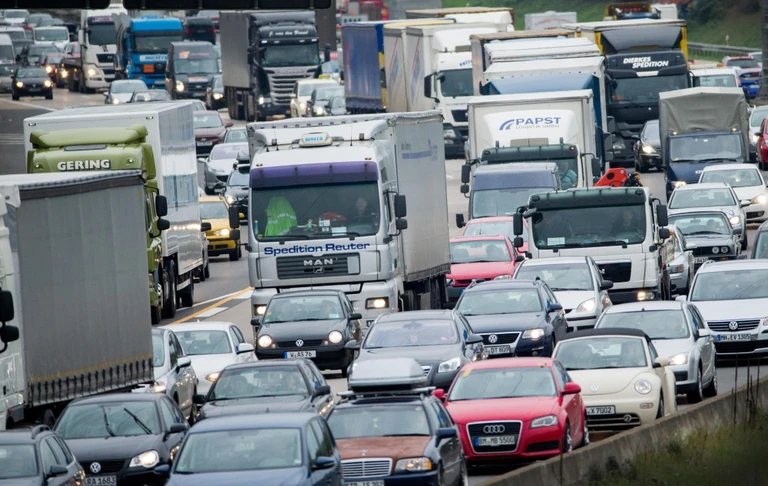 A8, Stau, ADAC, Rückreiseverkehr — © Autos stauen sich auf der Autobahn . Foto: Rolf Vennenbernd/Archiv