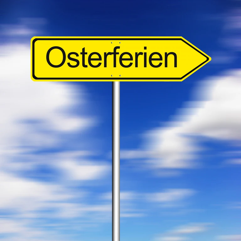 Osterferien — © Verkehrsschild mit dem Thema Arbeit und Urlaub