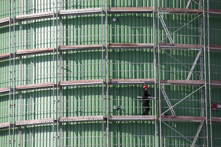 Bioenergie — © Monteure arbeiten im Bioenergiezentrum in Rehau. Foto: David Ebener/Archiv