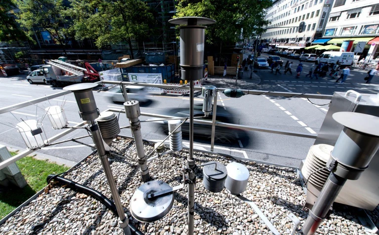Dieselfahrverbote — © Verschiedene Messgeräte sind auf dem Dach einer Luftmessstation am einer Kreuzung installiert. Foto: Sven Hoppe/Archiv