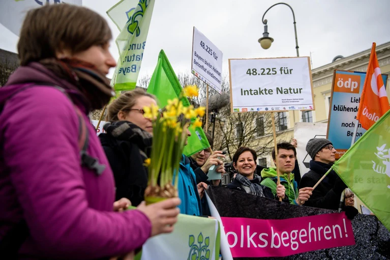 Volksbegehren, Flächenfraß, Betonflut, Volksentscheid — © Unterstützer des Volksbegehrens «Betonflut eindämmen» während einer Kundgebung. Foto: Matthias Balk