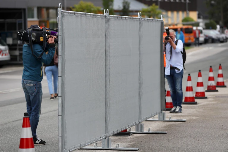 Sichtschutzwände, Gaffer, Fotos — © Kameramänner filmen am bei einer Autobahnmeisterei Sichtschutzwände, die Unfallstellen von Blicken abschirmen sollen. Foto: Daniel Karmann/Archiv